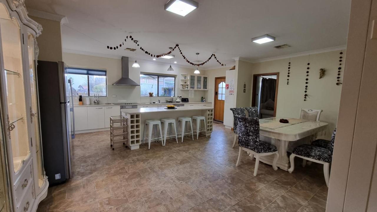 Spacious Holiday Home - Waikerie Exteriör bild